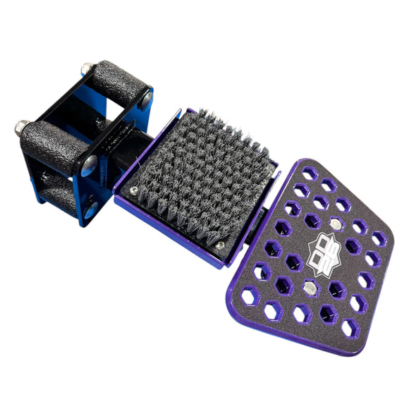 DD26 ACCESS STEP WITH KICK BRUSH